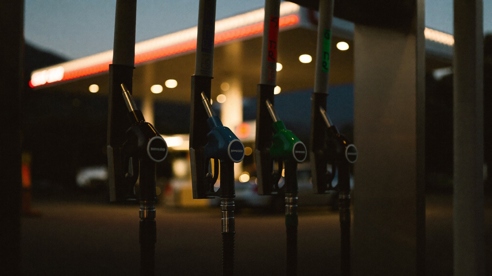 Anzeige des Säulenpreises an einer Schweizer Tankstelle mit Benzinpreis