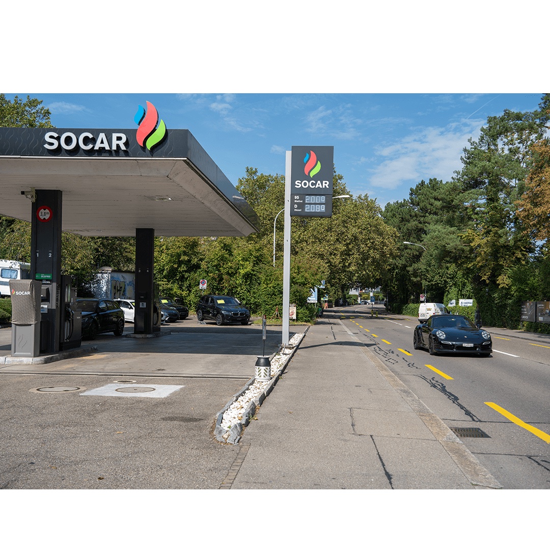 SOCAR-Tankstelle in der Schweiz mit Tankkarte beim Bezahlen