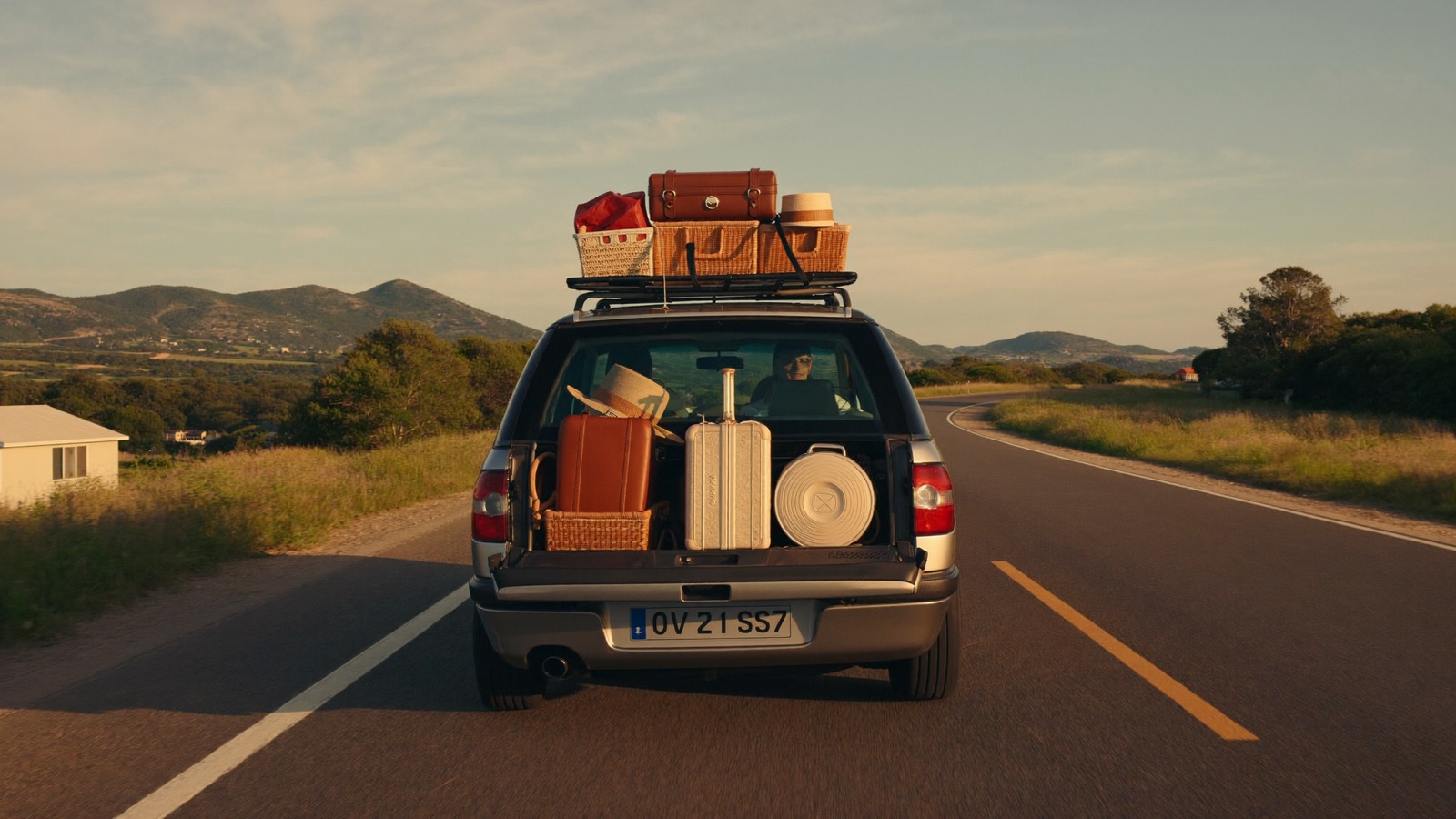 Familienauto auf der Ferienfahrt durch die Schweizer Alpen Richtung Süden