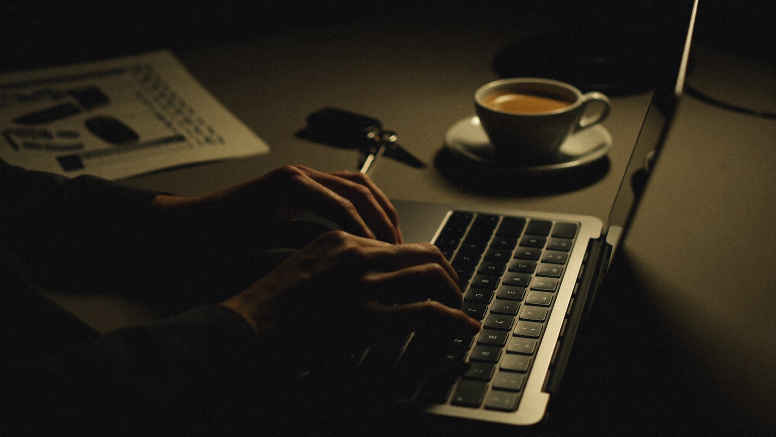 Person füllt online den Antrag für eine Tankkarte in der Schweiz aus